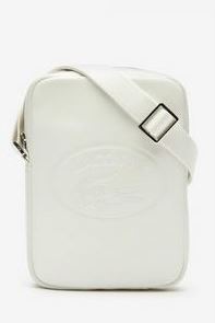 Sacoche homme Lacoste, à porter en bandoulière, pour être votre compagnon de tous les jours.
