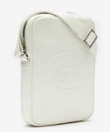Sacoche homme Lacoste, à porter en bandoulière, pour être votre compagnon de tous les jours.