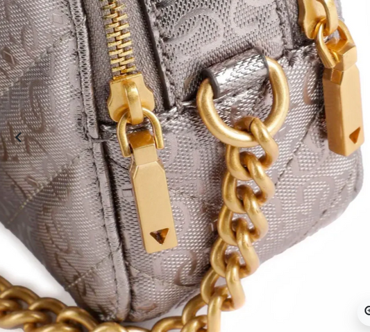 Sac bandoulière Guess Jania  argenté luxe.